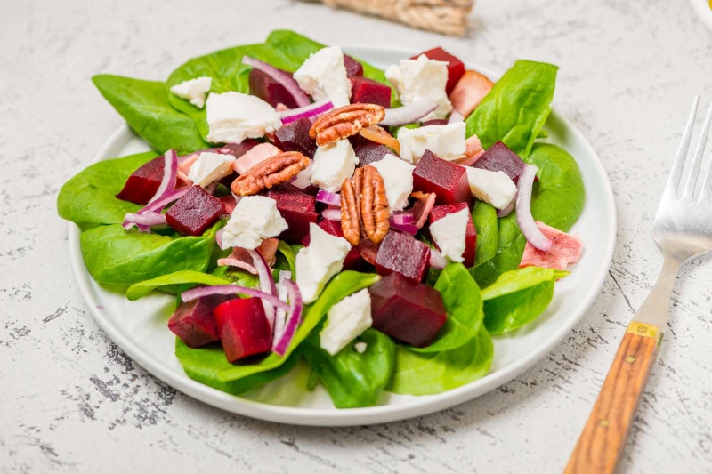 Beet Salad With Spinach and Honey Balsamic Vinaigrette